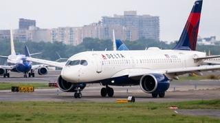 Uçakta olay anlar! Pilot yolcuların gözü önünde tutuklandı! Kokpite dalıp...