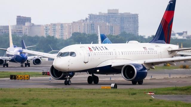 Uçakta olay anlar! Pilot yolcuların gözü önünde tutuklandı! Kokpite dalıp...