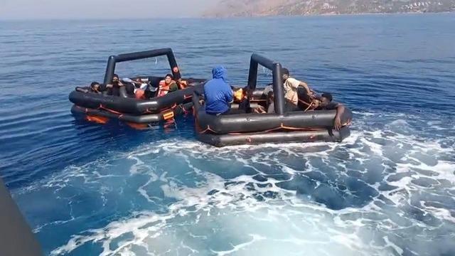 Ayvacık’ta 19 kaçak göçmen kurtarıldı