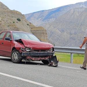 Erzurum’da trafik kazasında emniyet kemeri hayat kurtardı