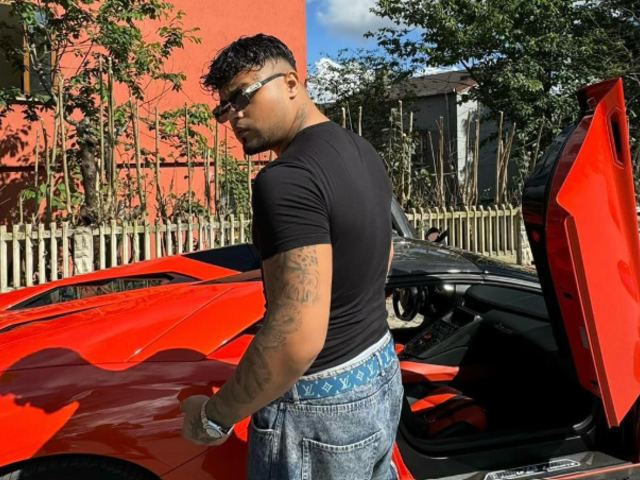 Servetiyle g&uuml;ndemdeydi! &Ouml;zel otob&uuml;s&uuml;yle olay oldu! İ&ccedil;inde yok yok