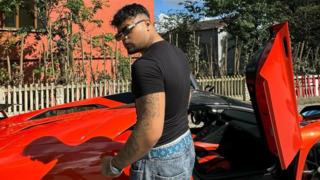 Servetiyle gündemdeydi! Lvbel C5 özel otobüsüyle olay oldu! İçinde yok yok