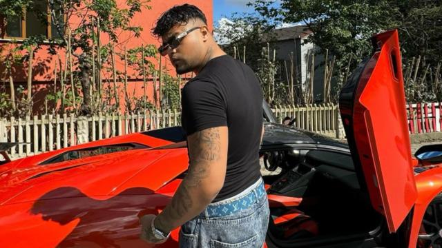 Servetiyle gündemdeydi! Lvbel C5 özel otobüsüyle olay oldu! İçinde yok yok