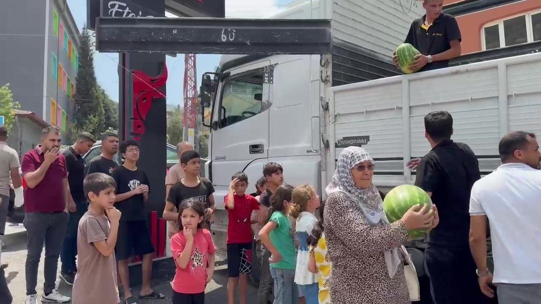 20 ton 1 saat içinde bitti! Ücretsiz dağıtıldı, vatandaşlar ziyafet yaşadı 1