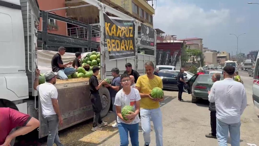20 ton 1 saat içinde bitti! Ücretsiz dağıtıldı, vatandaşlar ziyafet yaşadı 4