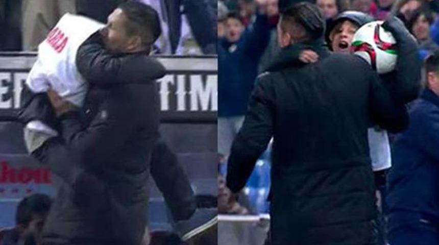 Gol&uuml; top toplayıcı oğluyla kutladı