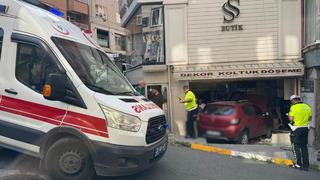 Giresun’da otomobil dükkana girdi: 1 yaralı