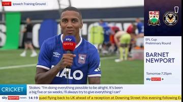 İngiltere'nin önde gelen isimlerinden Ashley Young'ın Sky Sports'a röportajı olay oldu! Sky Sports arka planda görülenler sebebiyle özür diledi...