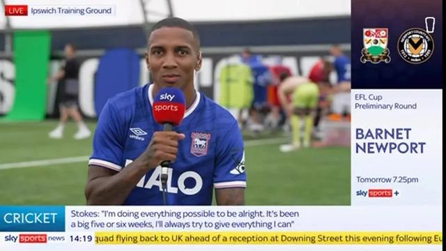 İngiltere'nin önde gelen isimlerinden Ashley Young'ın Sky Sports'a röportajı olay oldu! Sky Sports arka planda görülenler sebebiyle özür diledi...