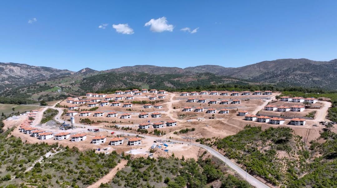 Deprem bölgesinde iki katlı köy evleri tamamlandı 3