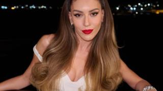 Tatil pozları olay olmuştu! Sinem Kobal Paris'te! Beğeni butonu çöktü 