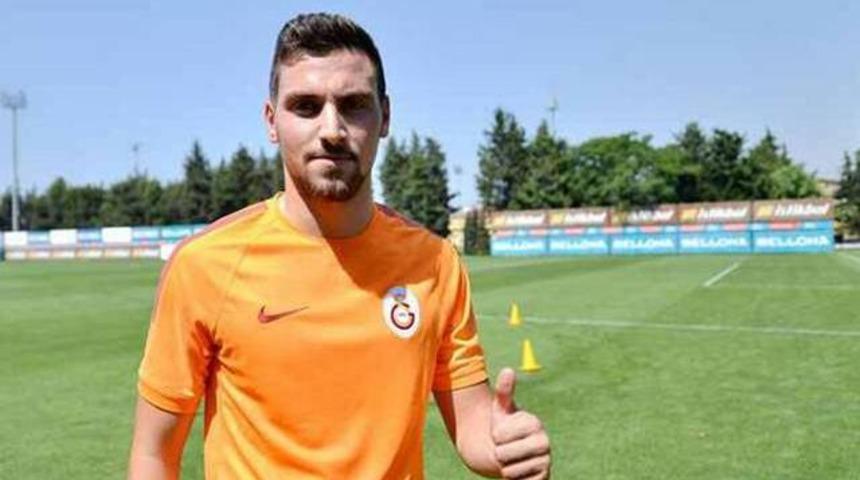 Galatasaraylı futbolcudan b&uuml;y&uuml;k fedakarlık