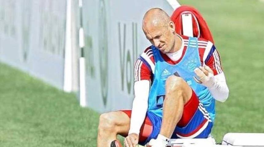 Arjen Robben'in elini timsah ısırdı