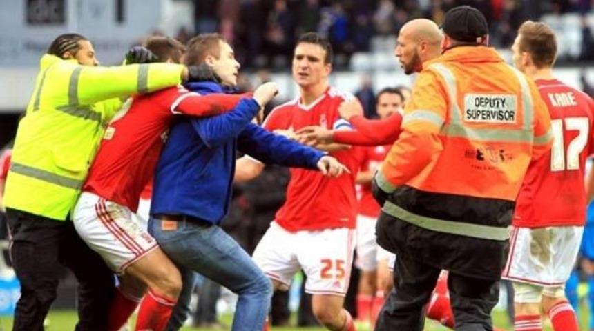 İngiltere'de skandal olay! Sahaya girdi, yumruk...