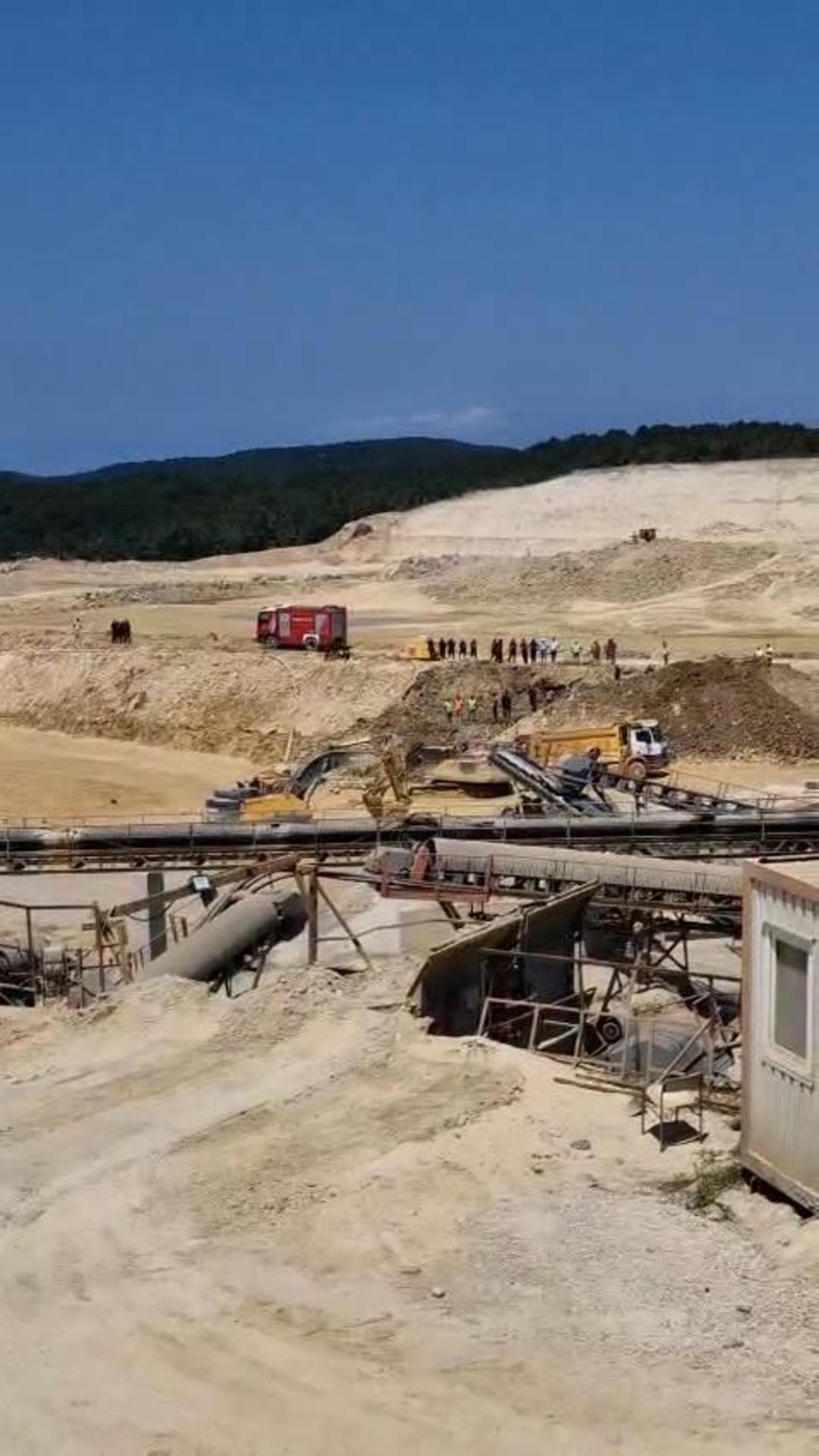 Çatalca da kum ocağı göçtü! İçeride mahsur kalanlar var 2