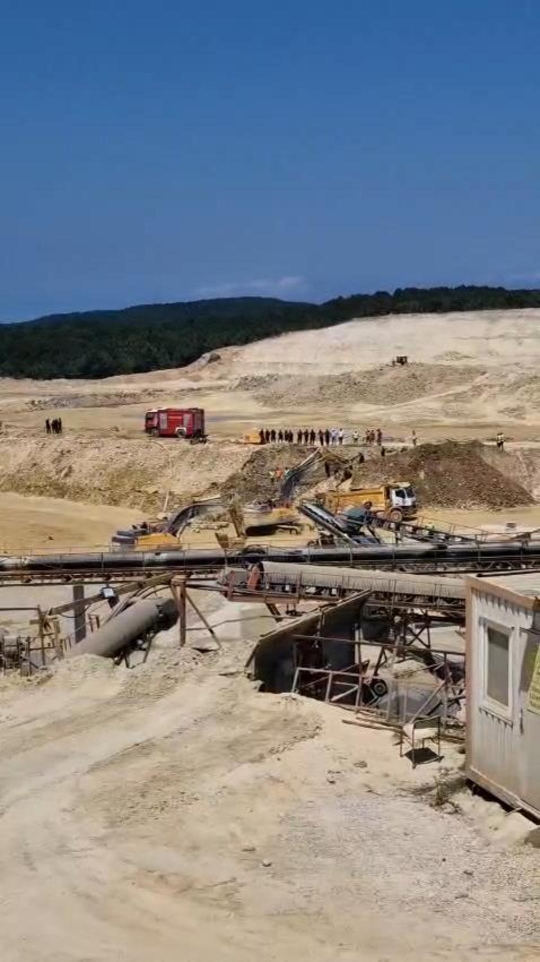 Çatalca da kum ocağı göçtü! İçeride mahsur kalanlar var 1