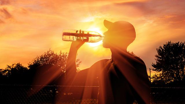 Yüksek sıcaklarda bu uyarılara dikkat! Aşırı sıvı kaybı riski: Elektrolit dengesinin bozulması kalp krizi riskini artırıyor