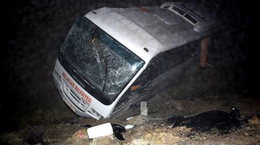 Takım otob&uuml;s&uuml; devrildi: 11 yaralı