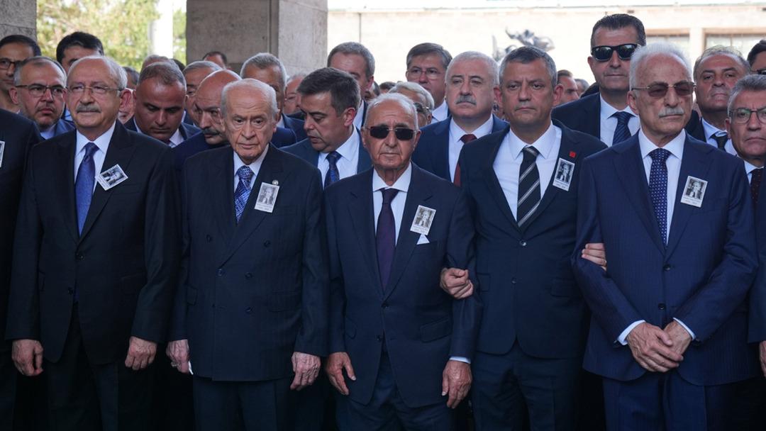 Öymen in cenaze töreninde aralarındaki mesafe dikkat çekmişti! Özel ile Kılıçdaroğlu bu kez yan yana 1