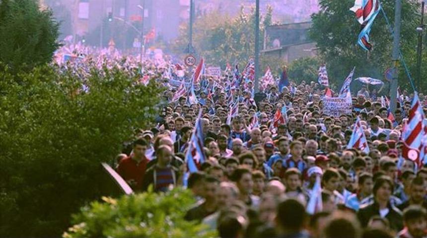 Trabzonspor taraftarı İstinye'de yolu kapattı