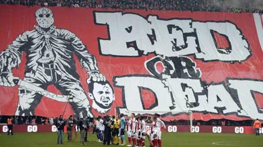 Yıldız futbolcuyu &ccedil;ılgına &ccedil;eviren pankart