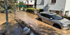 Turizm merkezinde su hattı patladı! Yol çöktü, evleri su bastı