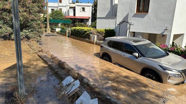 Bodrum'da ana su isale hattı patladı! Yol çöktü, evlerin bahçelerini su bastı