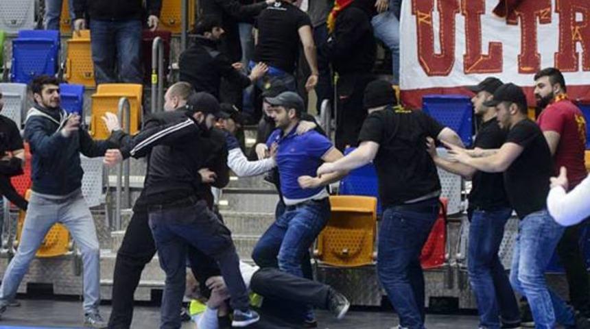 Prag'daki Galatasaray ma&ccedil;ında bayrak kavgası