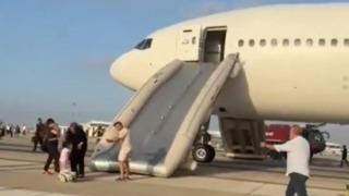 Antalya Havalimanı'nda yolcu uçağının iniş takımından duman çıktı! Yolcular slide açılarak tahliye edildi