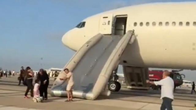 Antalya Havalimanı'nda yolcu uçağının iniş takımından duman çıktı! Yolcular slide açılarak tahliye edildi