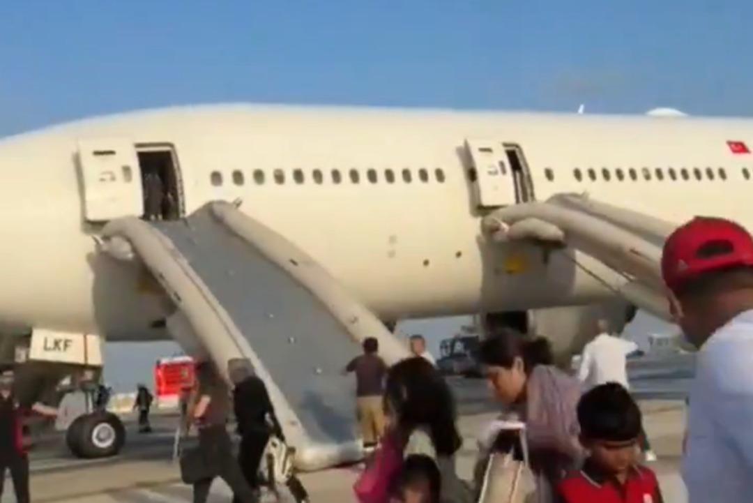 Antalya Havalimanı na inen THY uçağında hidrolik arızası yaşandı! Yolcular slide açılarak tahliye edildi 1