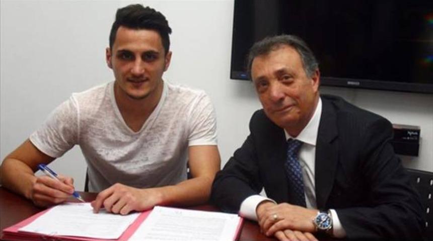 Mustafa Pektemek'le s&ouml;zleşme yenilendi