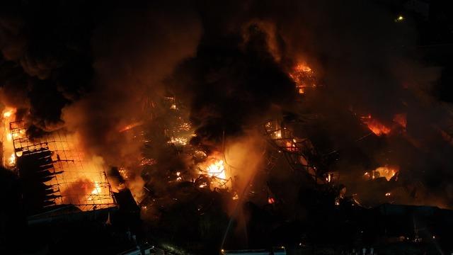 Çekmeköy'de sünger fabrikasında çıkan yangın kontrol altına alındı! Trafo sisteminde patlamalar yaşandı