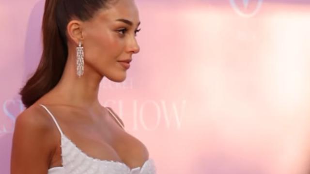 Dilan Çiçek Deniz kayaların üzerine sere serpe uzandı! Peş peşe bikinili pozlar... 