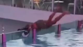 Yolcu gemisinde korkunç an! Gözlüklerine ulaşmaya çalıştı, havuzdan aşağıya düştü! 