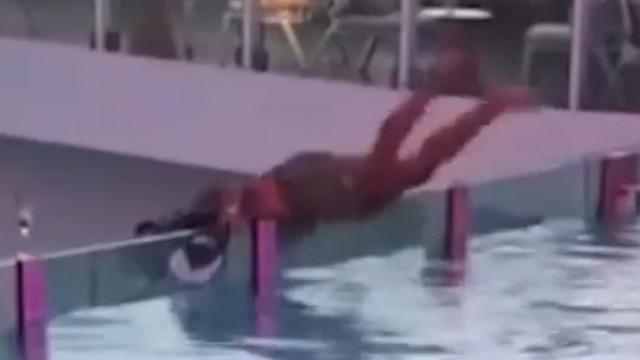 Yolcu gemisinde korkunç an! Gözlüklerine ulaşmaya çalıştı, havuzdan aşağıya düştü! 