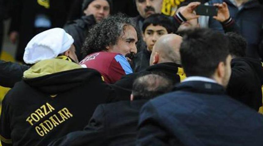 Fenerbah&ccedil;e-Bayburt ma&ccedil;ında trib&uuml;nler karıştı