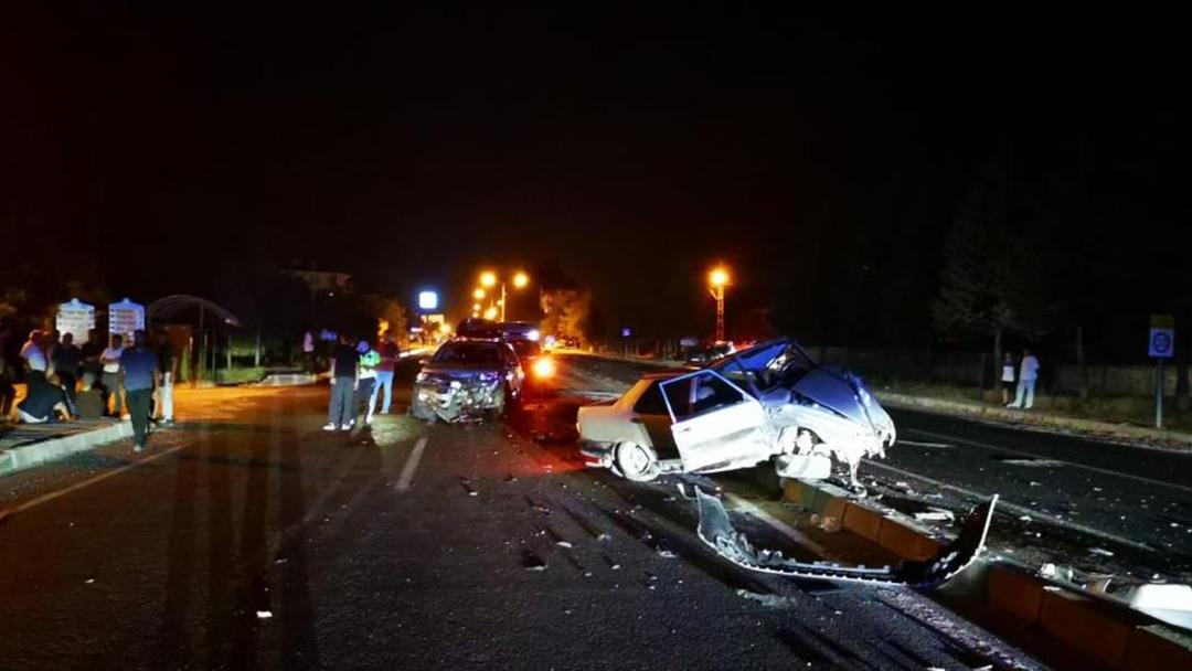 1200xauto Malatya’da iki araç çarpıştı: 3 yaralı
