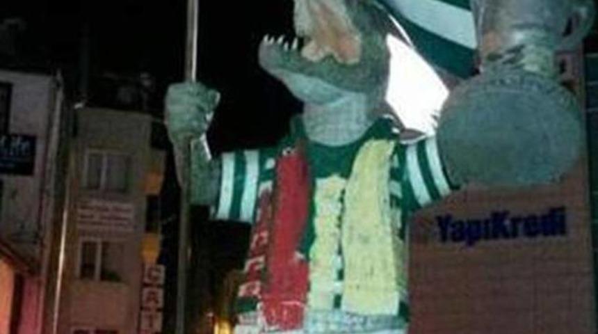  Timsah Heykeli'ne 'Sarı-Kırmızı' saldırı