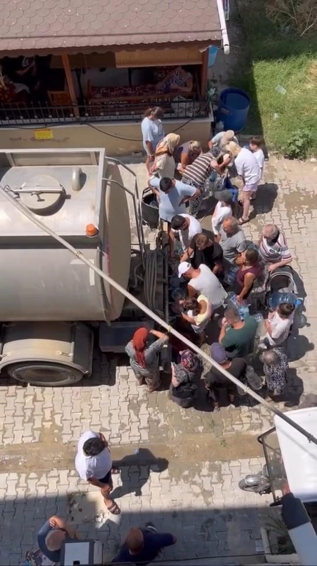 O ilde su krizi! Görenler hayrete düşüyor; Yazlıkçılar şehri terk ediyor 1