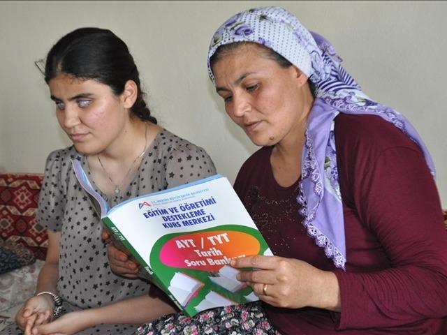 Görme engelli Selvi üniversite sınavında ilk 10 bine girdi! İlköğretim mezunu annesi öğretmeni oldu