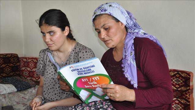 Görme engelli Selvi üniversite sınavında ilk 10 bine girdi! İlköğretim mezunu annesi öğretmeni oldu