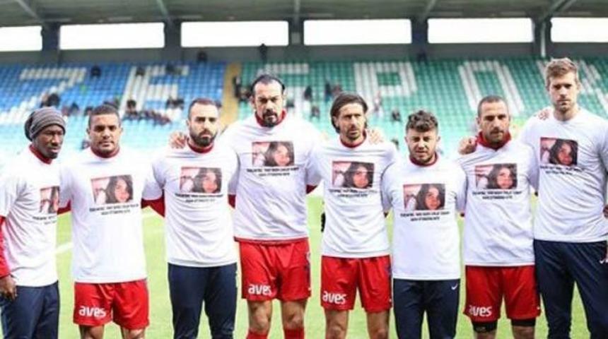 &Ouml;zgecan tiş&ouml;rtleri yeşil sahada