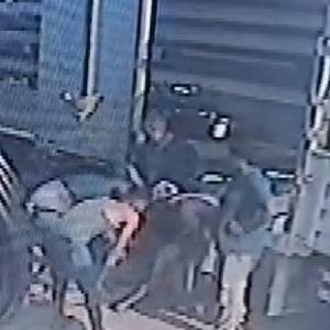 Geri manevra yapan kamyon ile tırın arasında sıkıştı