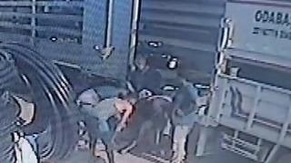 Geri manevra yapan kamyon ile tırın arasında sıkıştı