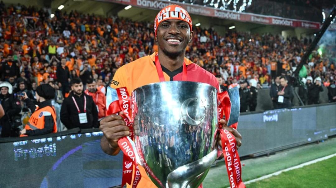 Victor Osimhen, İstanbul a geldi! Galatasaray taraftarının sevgilisi Osimhen canlı yayında rekor kırdı 7