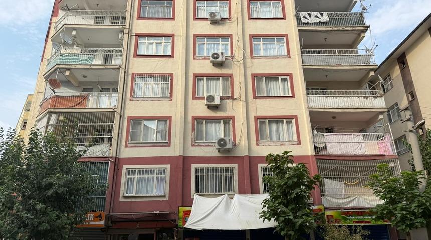 Diyarbakır'da depremde hasar alan bina boşaltıldı