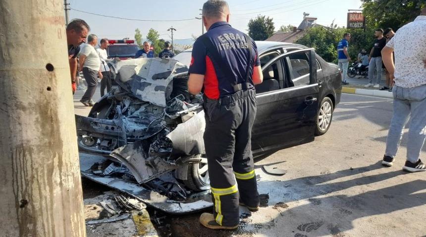 Beton direğe çarpan otomobil hurda yığınına döndü: 1 yaralı
