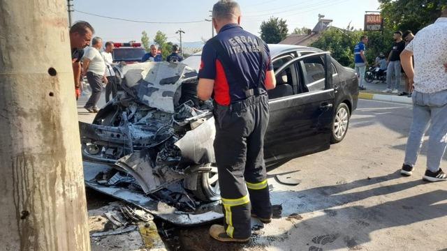 Beton direğe çarpan otomobil hurda yığınına döndü: 1 yaralı