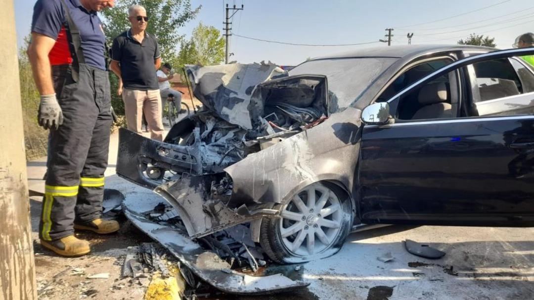 Beton direğe çarpan otomobil hurda yığınına döndü: 1 yaralı 1